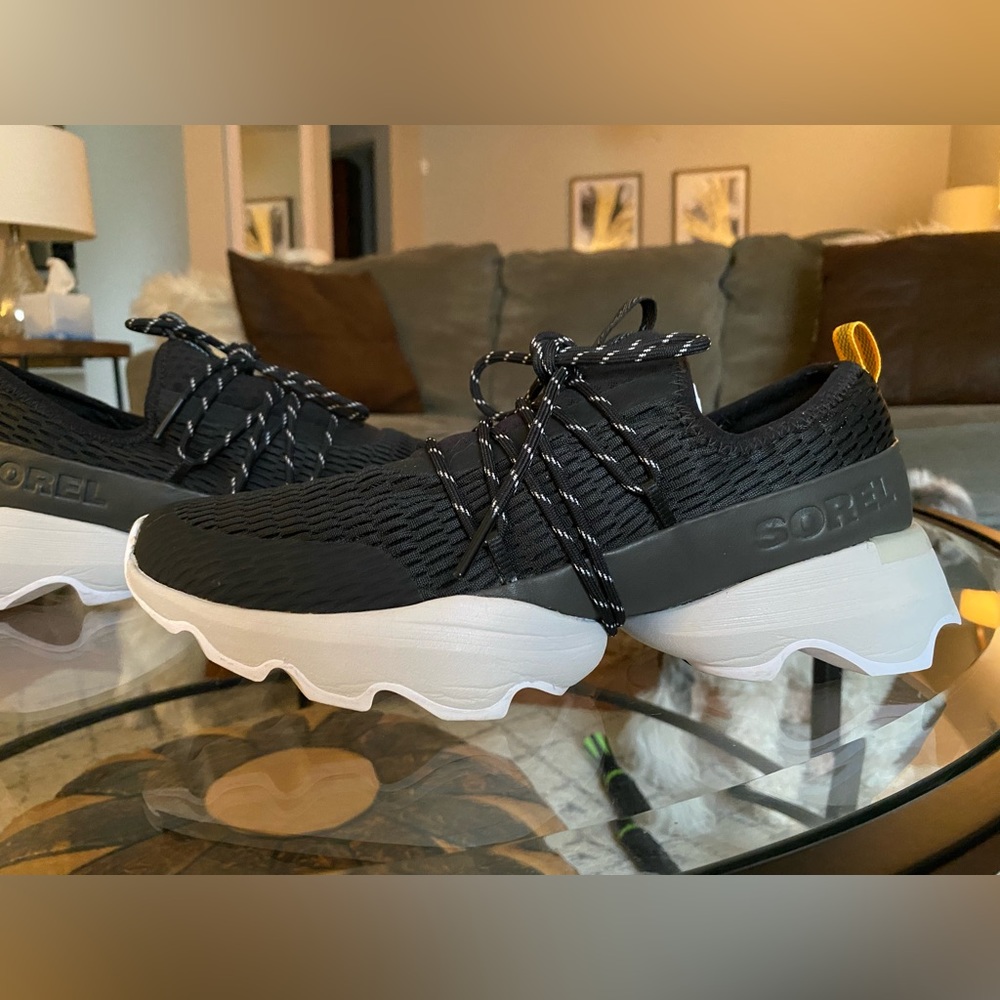 Sorel KINETIC IMPACT LACE Sneakers In BLACK / WHITE